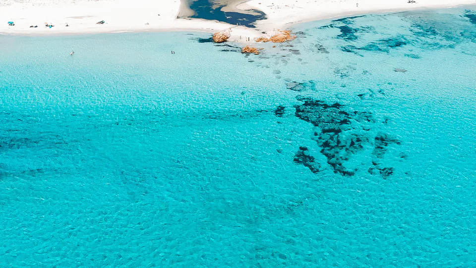 Il mare turchese di Berchida visto dall'alto