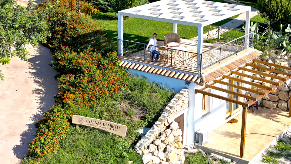Una terrazza con la pergola vista dal drone